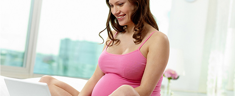 Embarazada consultando sus dudas en www.disfrutatuembarazo.com